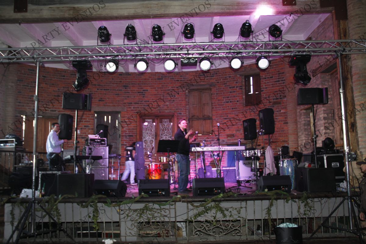 Show de Cabezas Móviles y Neón